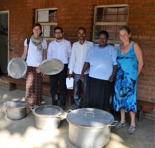 Übergabe von neuen Töpfen für die Schulküche in Nkhoma während der Reise 2013