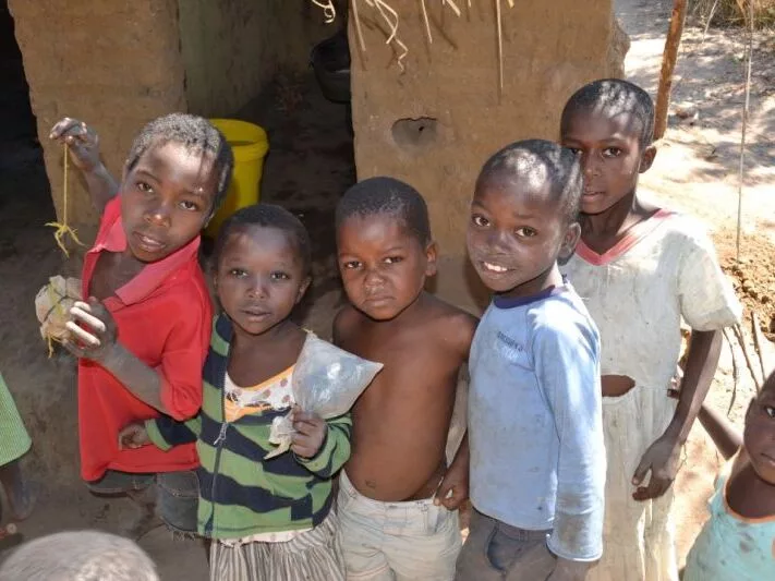 Das Bild zeigt Kinder aus einem Dorf bei Nkhoma/Malawi in der Nähe der von uns geförderten Schule
