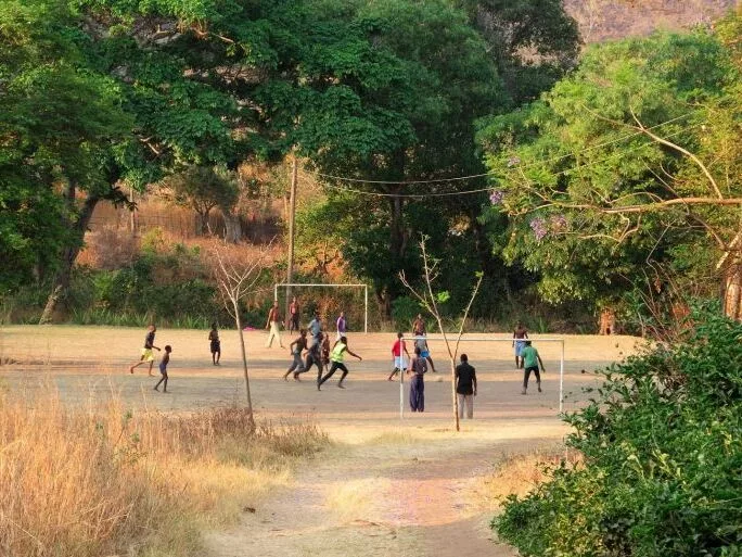 Spielende Kinder auf einem Fussballplatz in der Nähe von Nkhoma